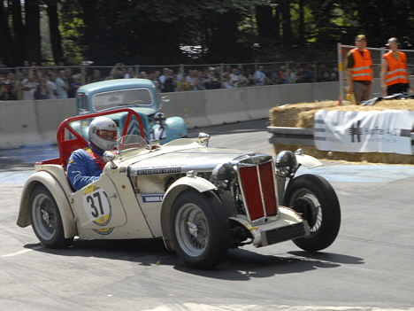 Nicolaj Hannson, en af feltets yngste deltagere i en af løbets ældste biler, en MG TC fra 1946. Her på vej til en 2. plads i CHGP 2008.